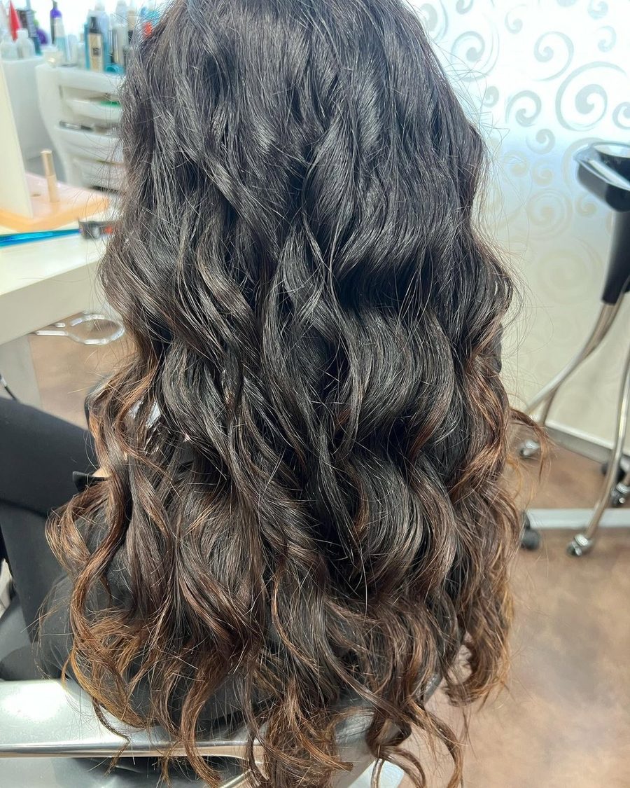 Capelli lunghi e curati in una postazione del salone Euforia a Narni