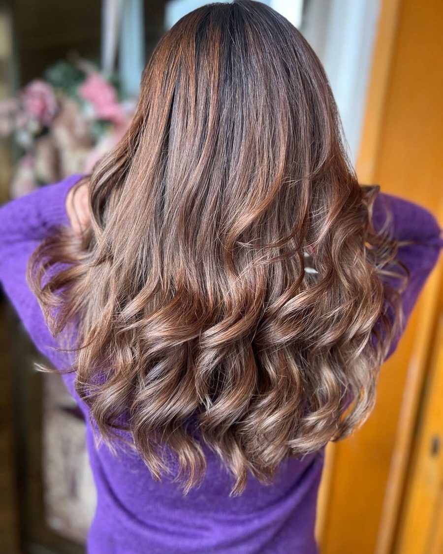 Capelli castani curati dopo una seduta nel salone di Narni